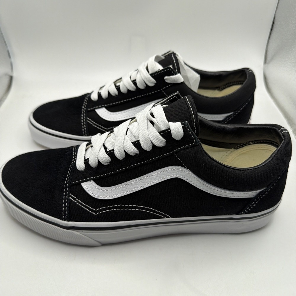 Vans U Old Skool Shoes In Black/White | Black/White. Men 7, Women 8.5. New